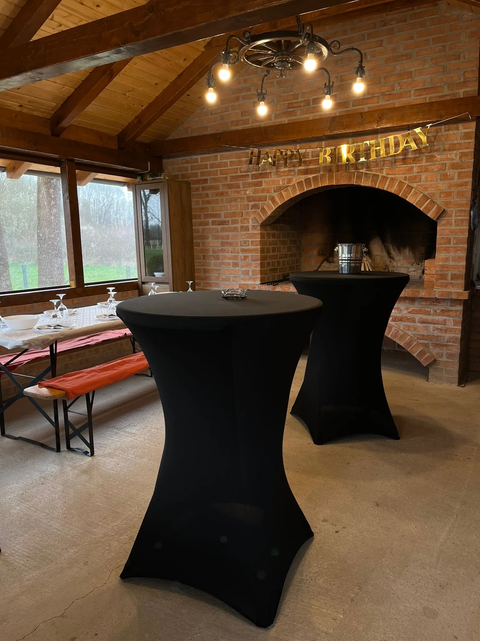 Šatori Kiara – stolovi i klupe za event